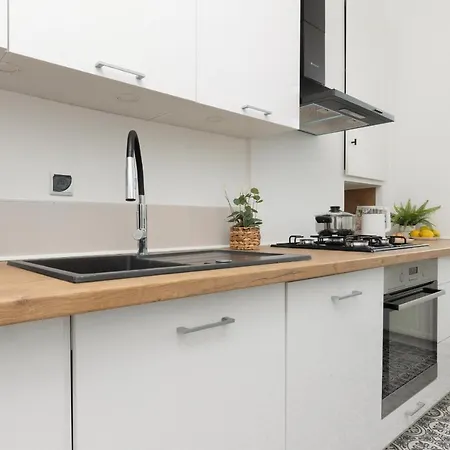 Cozy Studio With Bath Bielany By Renters *